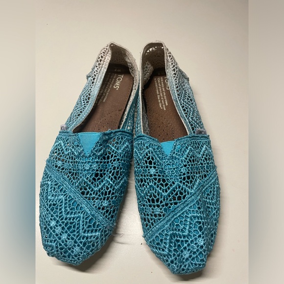 Woman’s crochet Tom’s 8 - Picture 1 of 3